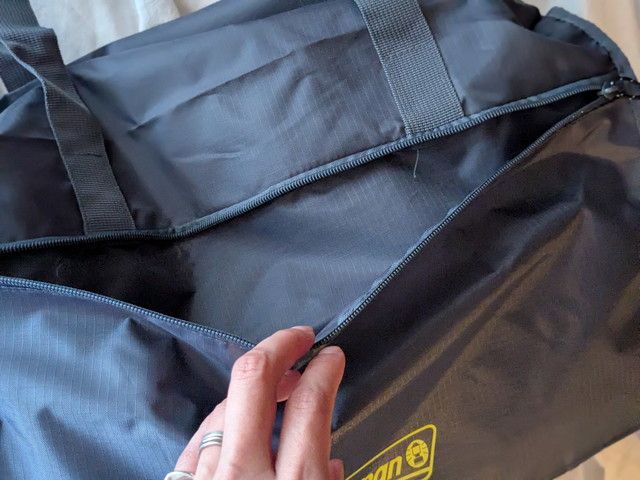 Colemanボストンバッグ 前ポケット ファスナー