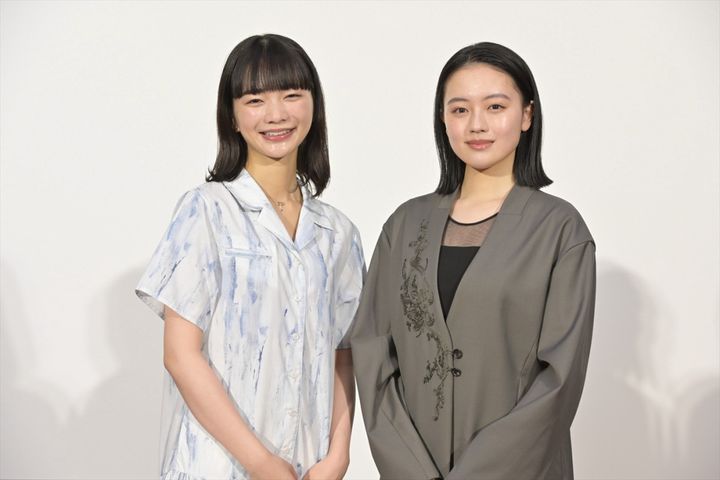 連続テレビ小説『風、薫る』試写会見に登壇した（左から）見上愛、上坂樹里 （C）NHK width=