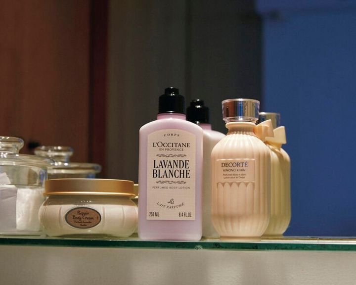 左：甘いパウダリーノートで気持ちもやさしく。リペアボディクリーム パチュリ・ラベンダー・バニラ 200mL 5060円（SABON Japan） 中：やさしく肌を包むホワイトラベンダー。ラヴァンドブランシュ パフュームド ボディミルク 250mL 4840円（ロクシタンジャポン） 右：厳選された４種のローズを配合。ナイトタイムを至福の時間に格上げするフローラルシプレ。コスメデコルテ キモノ キヒン パフュームド ボディローション200mL 5720円（コスメデコルテ）