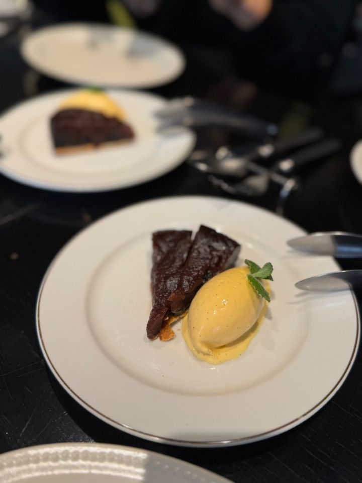 広尾駅からすぐの、世界のグルメが集結した「THE RESTAURANT」にある小さなビストロ「le bistrot des bleus」