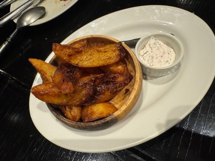 広尾駅からすぐの、世界のグルメが集結した「THE RESTAURANT」にある小さなビストロ「le bistrot des bleus」