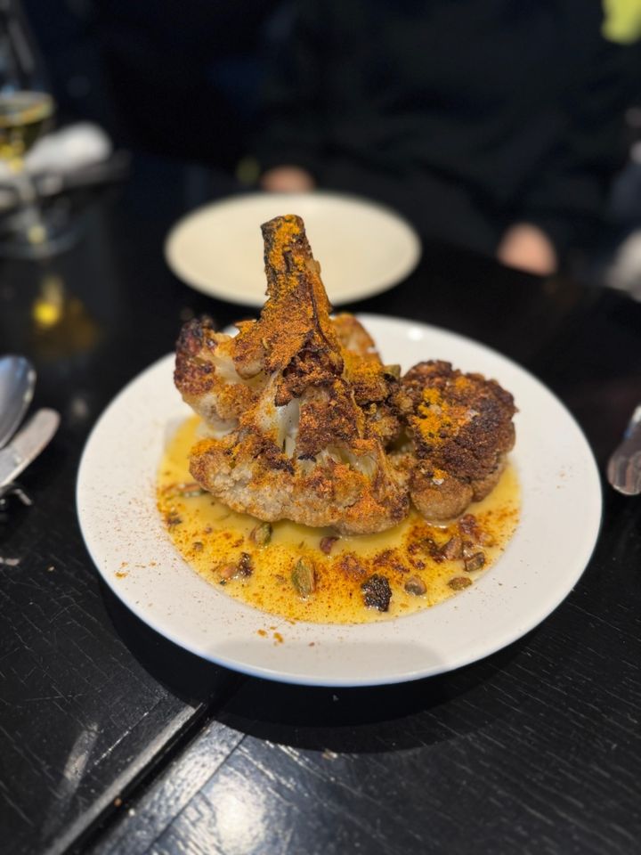 広尾駅からすぐの、世界のグルメが集結した「THE RESTAURANT」にある小さなビストロ「le bistrot des bleus」