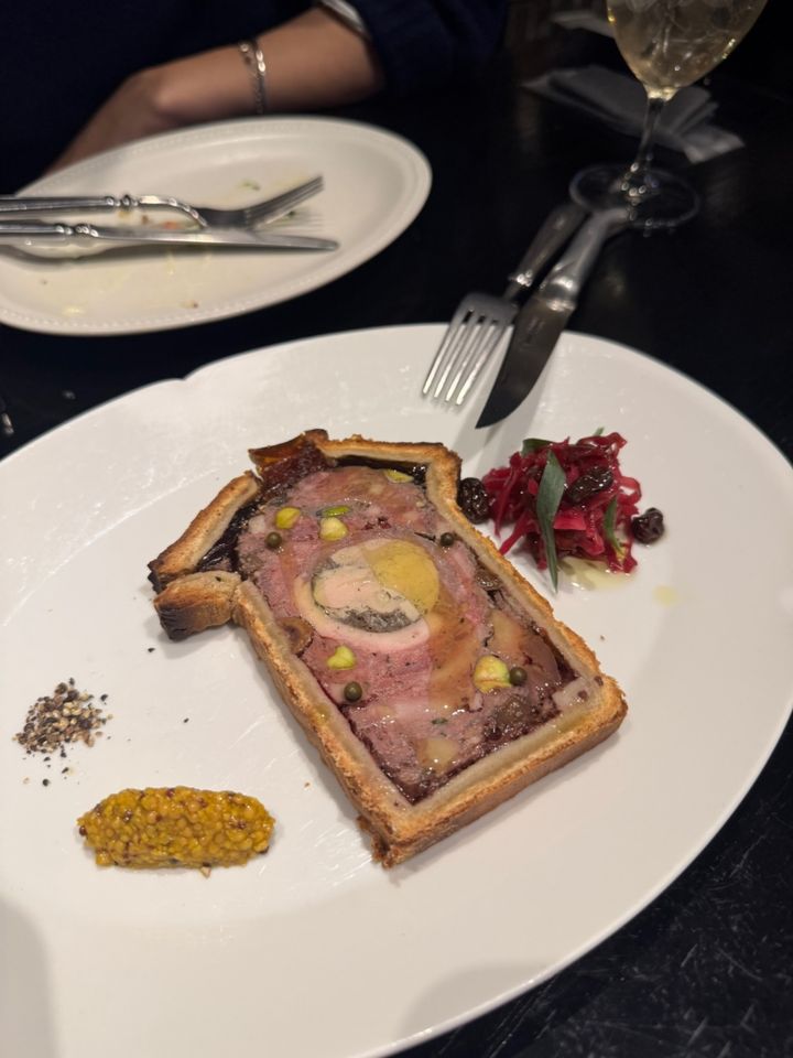 広尾駅からすぐの、世界のグルメが集結した「THE RESTAURANT」にある小さなビストロ「le bistrot des bleus」