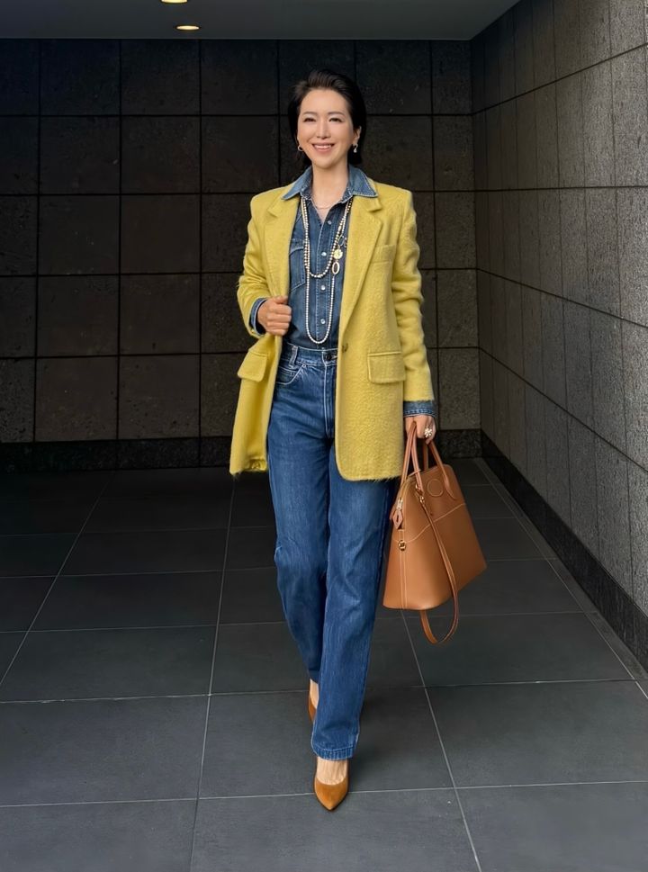 Jacket ... MAX MARA、Denim Shirts ... POLO、RALPH LAUREN、Denim … VALENTINO、Bag ... HERMES、Necklace... STUDIO CHERIE、Shoes ... PIPPICHIC