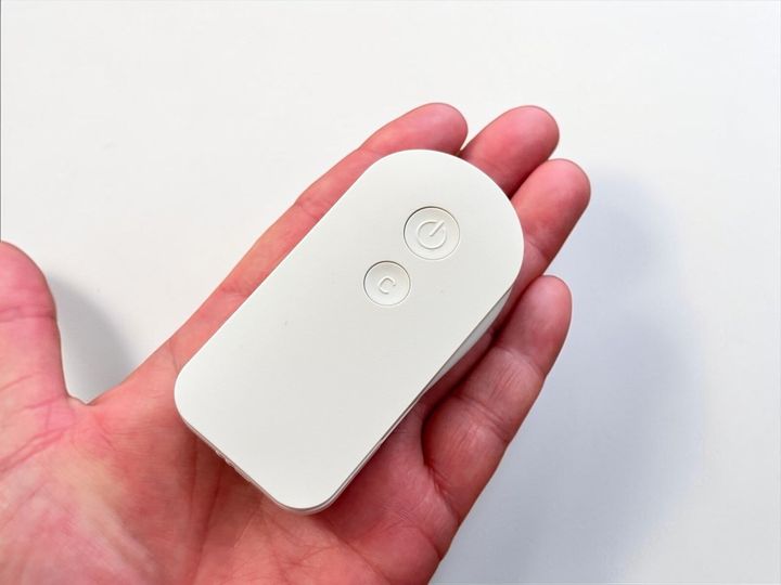 3COINS（スリーコインズ）の人気商品「コンパクトLEDブックライト」。入荷してもすぐに完売してしまうほどの人気ぶりです。今回は、「コンパクトLEDブックライト」の実力を徹底リポートします。