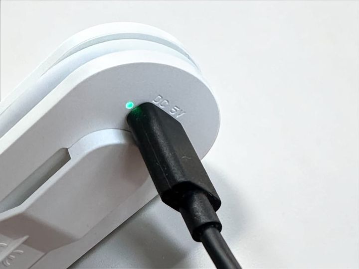 別売りのUSBケーブル（タイプC）で充電する