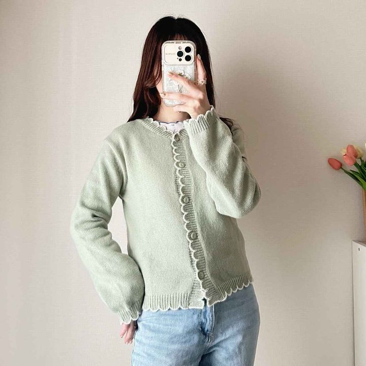 画像: ほんのりVネックでレイヤードも楽しめる