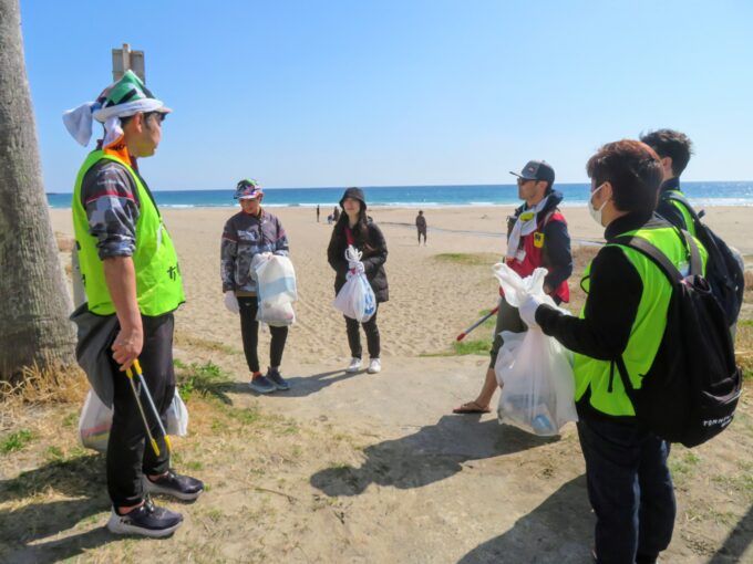 海岸でのごみ拾いを終えたメンバー