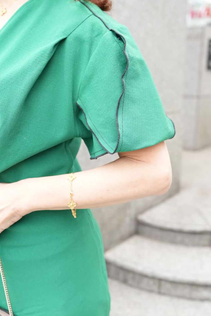 構築的なパフスリーブがコーデのポイントに