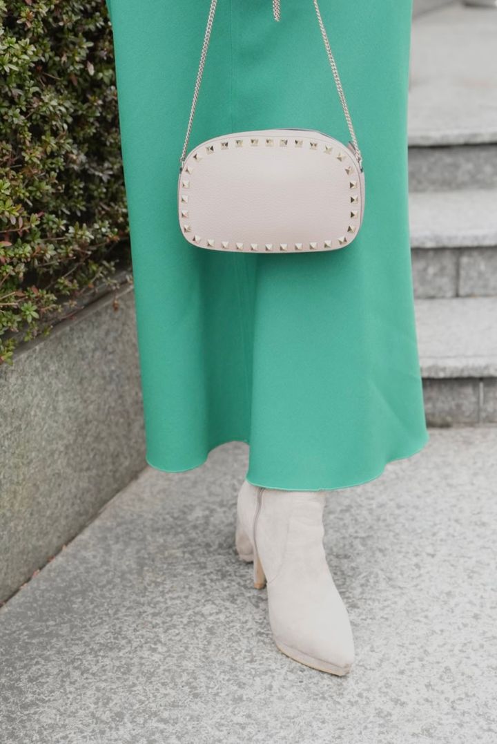 ワンピースに馴染むベージュのバッグ＆ブーツ