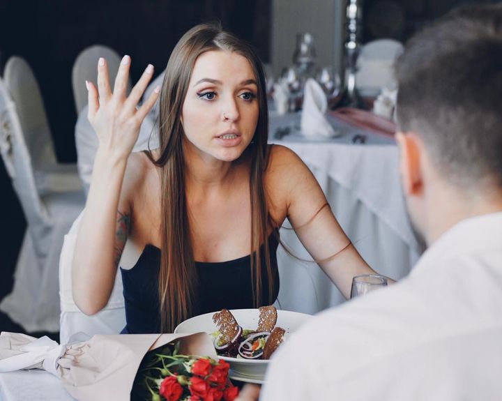 自信がないのが原因かも。恋愛時に「空回りしがちな女性」に見られる特徴