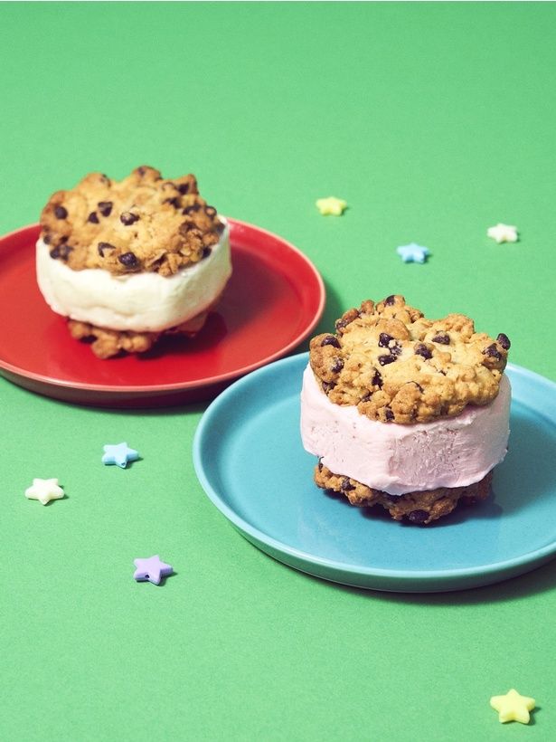 「クッキーモンスターのアイスサンド」(各540円)