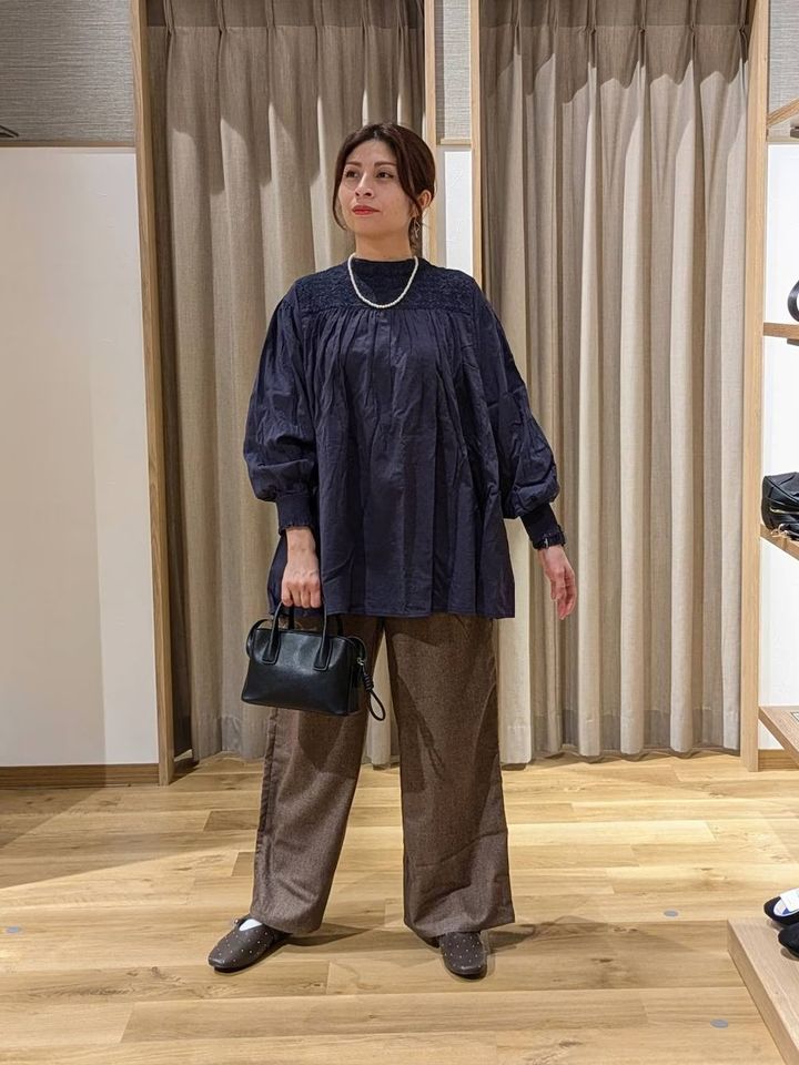 ゆったりブラウスはネイビーで引き締めて