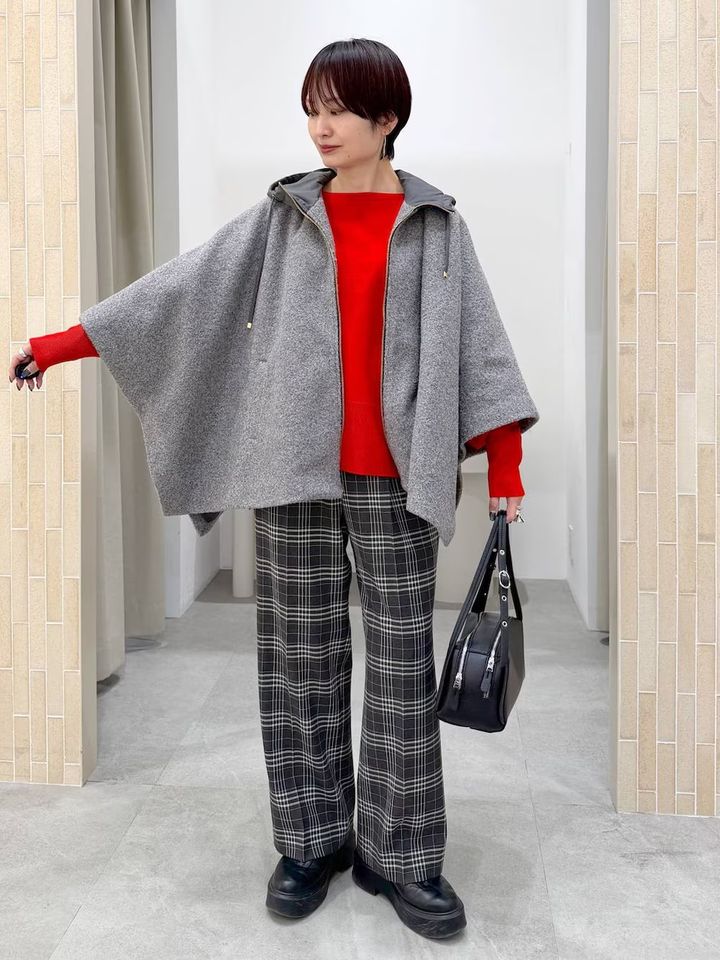 デザイン性のあるポンチョをコーデの主役に