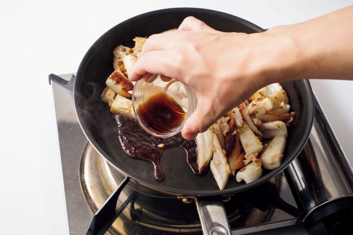 ちくわと長いもを炒めているフライパンにポン酢を加える