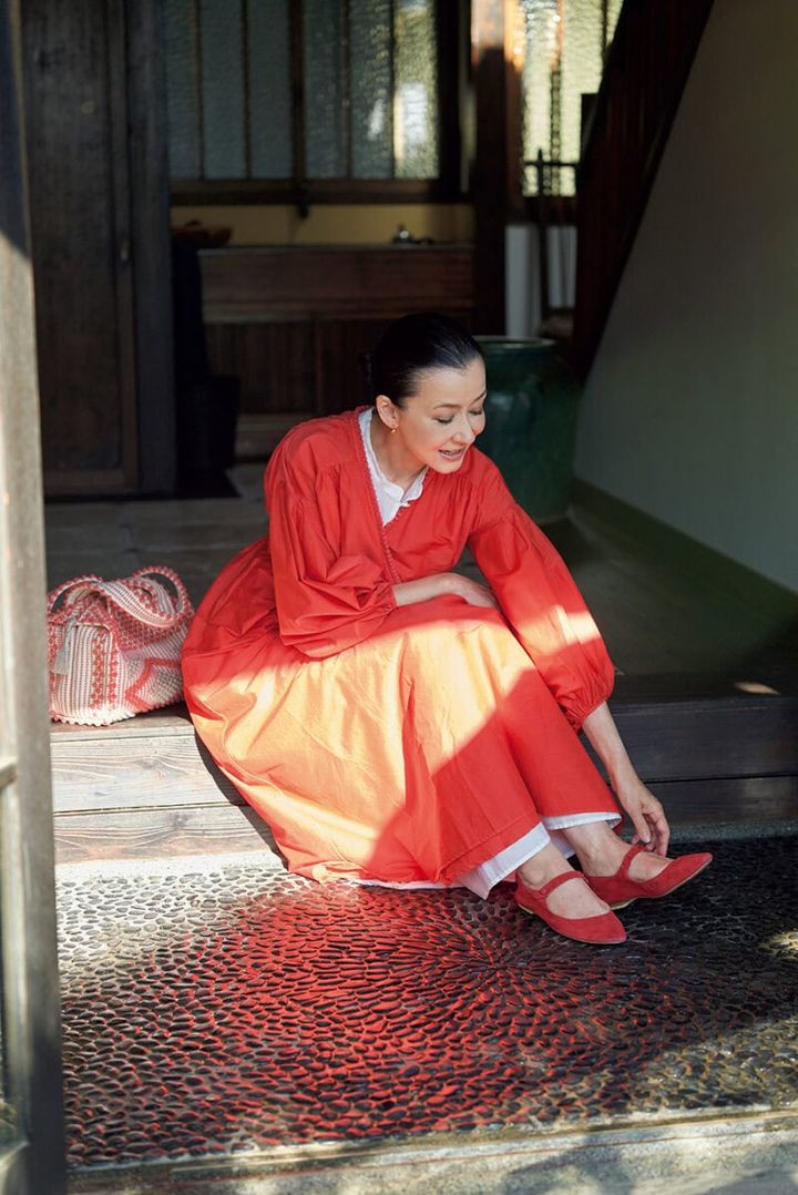 靴、バッグ／かれんさん私物、カシュクールワンピース¥90,200、インに着たワンピース¥71,500、パンツ¥66,000／すべてアントテ（オーガスト）、ピアス¥19,800 ／アグ