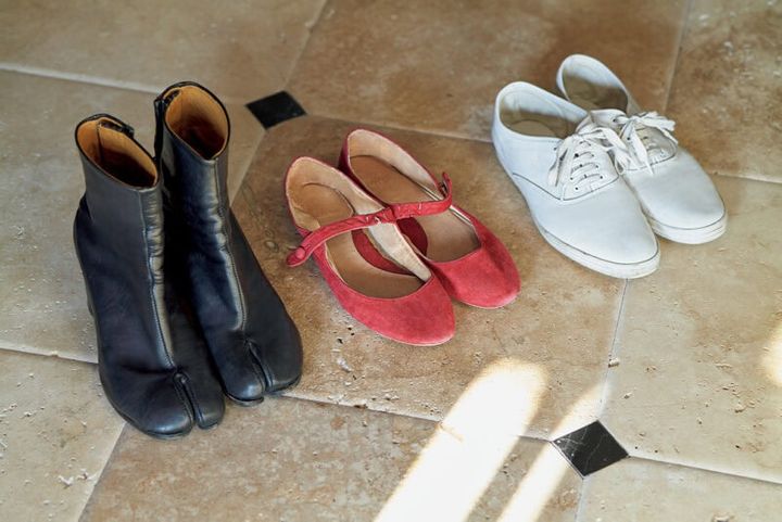 マルジェラのタビブーツにハウス オブロータスのメリージェーン、コム デギャルソンのスニーカー。