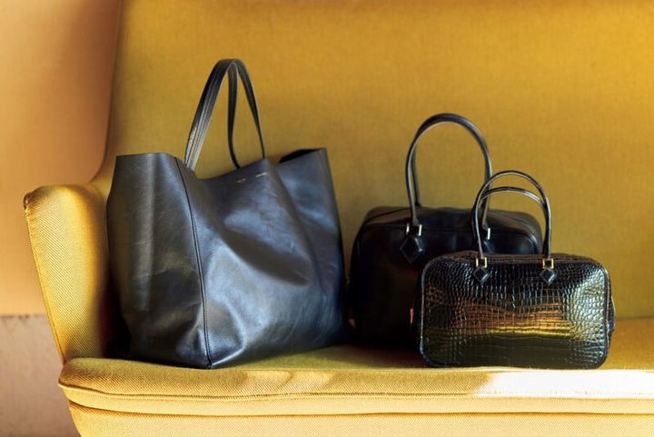 エルメスのプリュムは黒の表革と、ドレッシーなクロコダイルの2 種類。