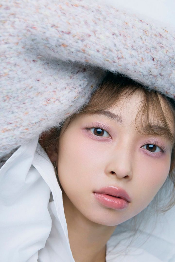 かなみん（辻野かなみ）がピンク系アイシャドウで透明感あふれる春メイクを披露。オシャ盛りアイで“超♡盛り顔”を叶えるビジュアル。