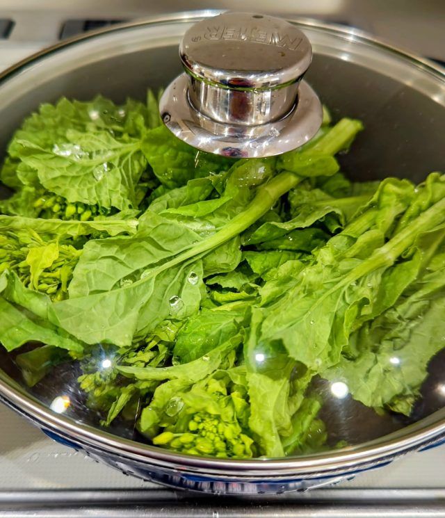 鍋に入れた菜花