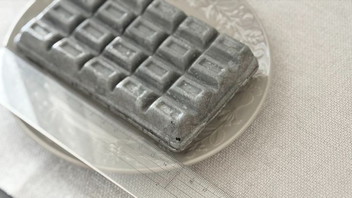 「炭みたい」なモナカに驚愕！【ファミマ限定】コラボアイスの中身は？