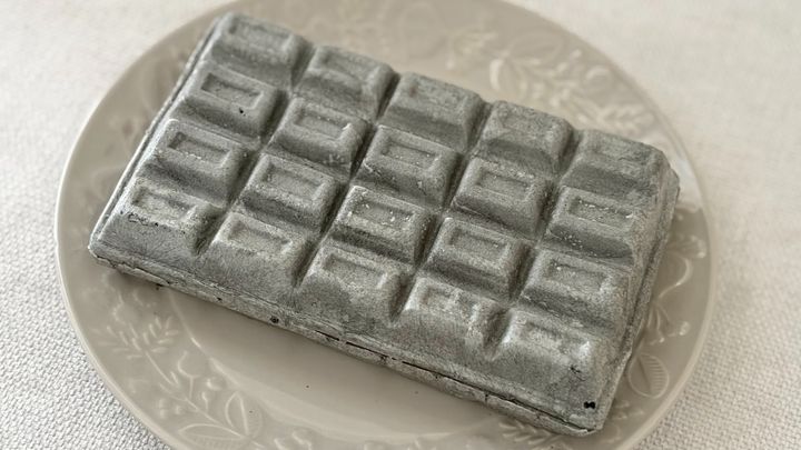 「炭みたい」なモナカに驚愕！【ファミマ限定】コラボアイスの中身は？