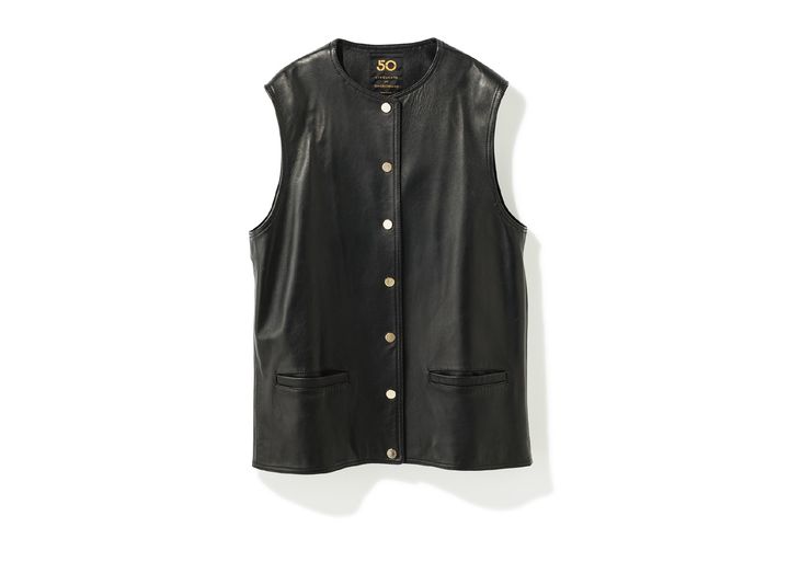 フィレンツェ郊外にファクトリーを構えるレザーウェアブランド『CINQUANTA』。職人の手で丁寧に作り上げられた、良質な仕上がりが魅力のベスト。