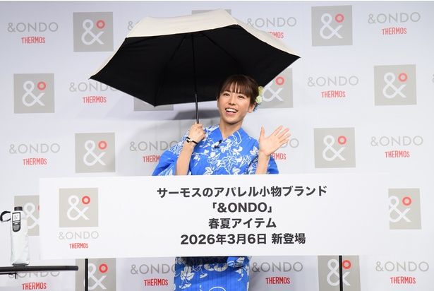 「COOL遮熱 日傘」を使用し、「子どもにも持たせたいです」と話す若槻千夏さん 撮影：ソムタム田井