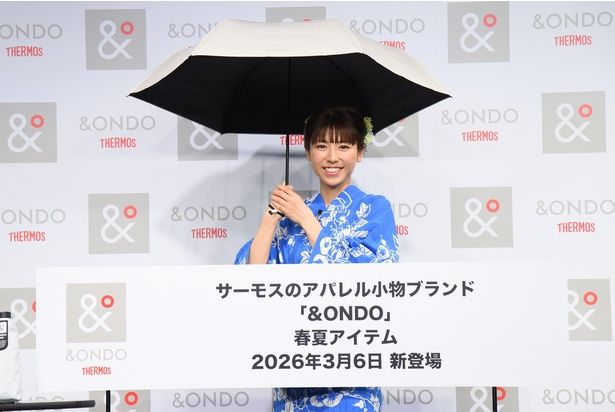 「COOL遮熱 日傘」をさしてステージに登壇した、浴衣姿の若槻千夏さん 撮影：ソムタム田井