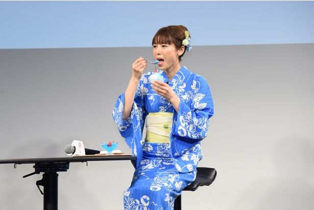 人工太陽照明灯を用いた環境下で、かき氷の食べ比べを行う若槻千夏さん 撮影：ソムタム田井