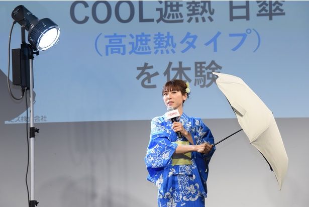 人工太陽照明灯を用いた環境下で、日傘の遮熱効果を体験 撮影：ソムタム田井