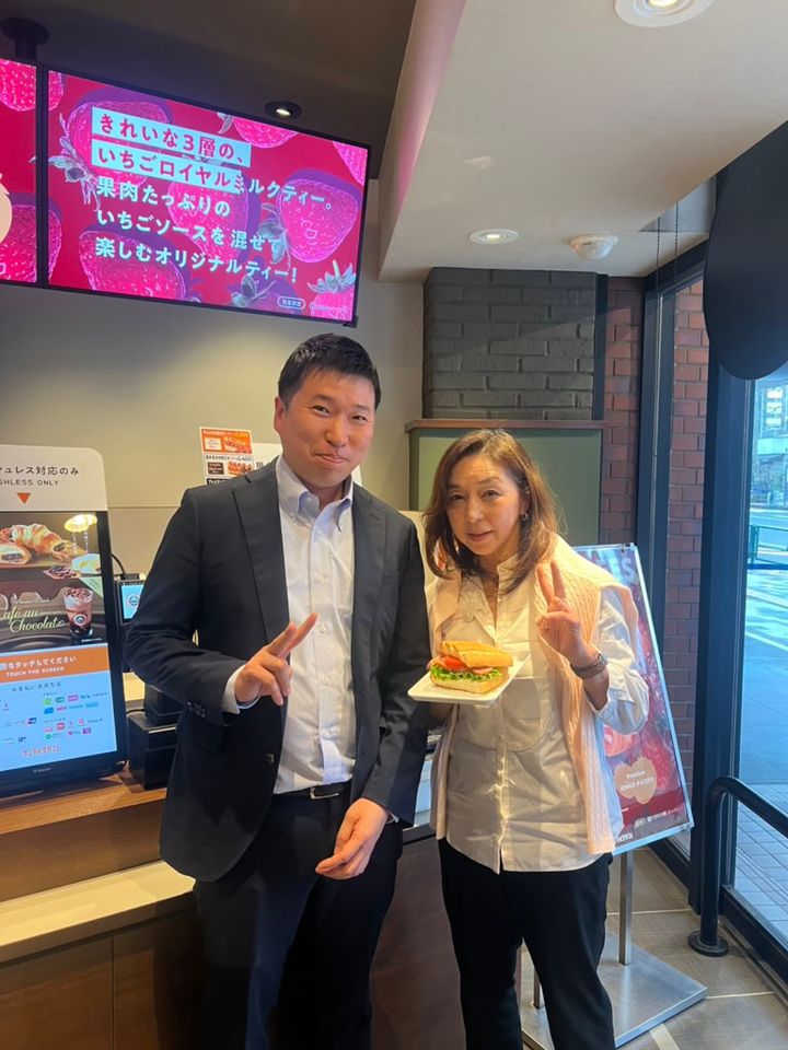 サンマルクカフェの小山典孝社長と大谷りえ子さん