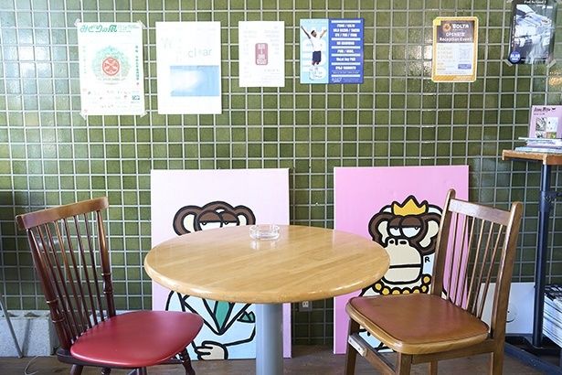 店内の壁には常にイベントのポップを貼って情報発信