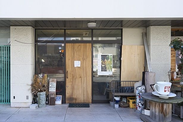 店先の大きなコーヒーカップのオブジェが目印