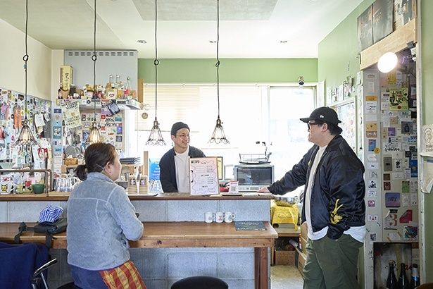 常連には近隣の店主も多く、カウンターの周りでは会話が絶えない