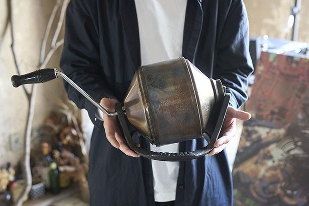 仁尾さんが焙煎を始めた時に使っていた手回しの器具。現在は希望者に貸出している