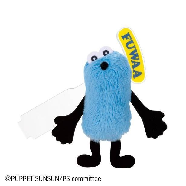 付属のスティックにぬいぐるみをセットするだけで、おでかけ先でのスムーズな撮影が楽しめる「ぬい撮り棒」仕様に早変わりする便利な機能も搭載 (C)PUPPET SUNSUN/PS committee