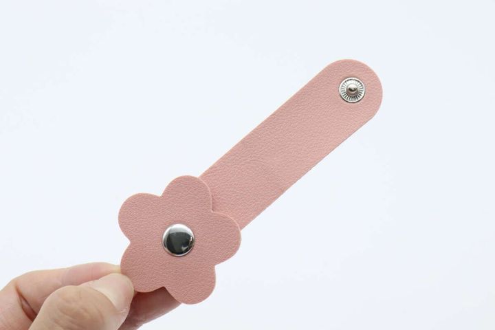 ダイソーフラワーフェイクレザーケーブルクリップピンク