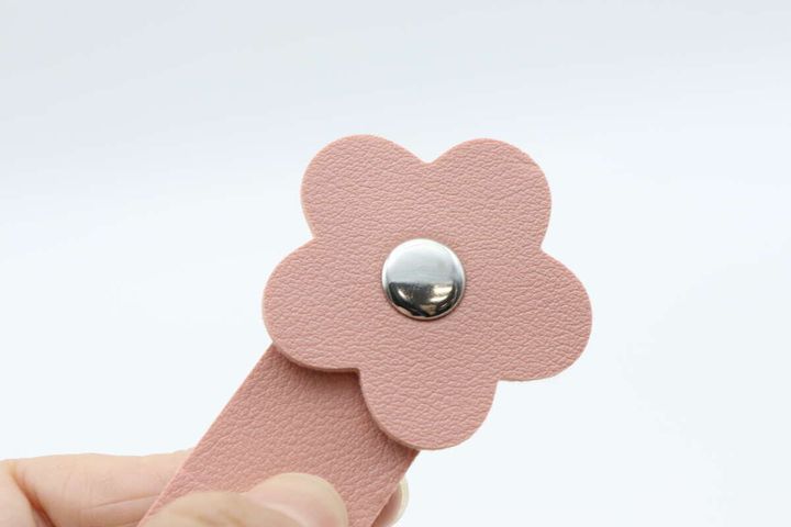 ダイソーフラワーフェイクレザーケーブルクリップおすすめ