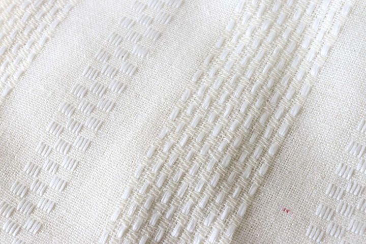 ダイソーのナチュラルドビーカーテン（インド綿混、ストライプ）のデザイン