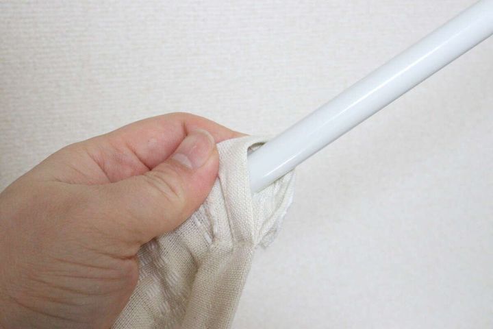 ダイソーンのナチュラルドビーカーテン（インド綿混、ストライプ）を突っ張り棒に通す