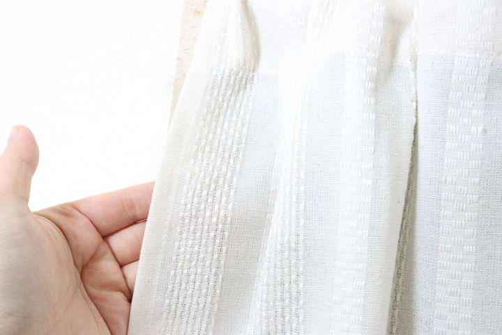 ダイソーのナチュラルドビーカーテン（インド綿混、ストライプ）の質感
