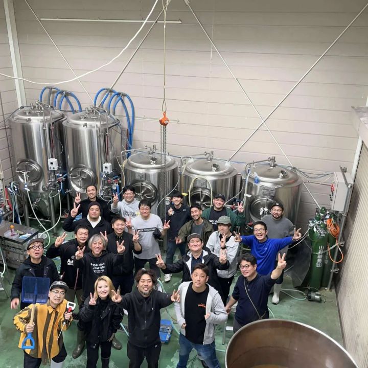 醸造設備の前で撮影した東北魂ビアプロジェクト参加メンバー