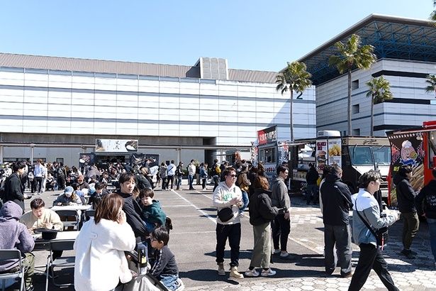 屋外にはさまざまなキッチンカーが登場する ※写真は過去開催時の様子