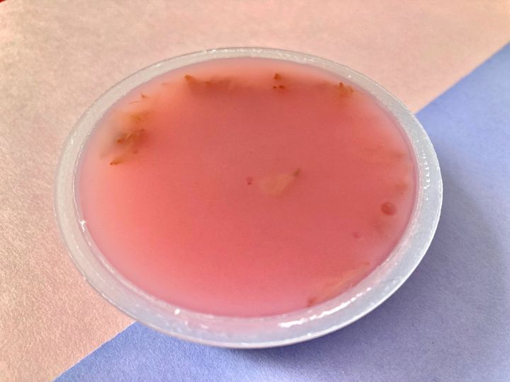 「よくできている和スイーツ！」「混ぜても美味しい！」【ローソン】上品な甘さの「金沢兼六庵 和三盆のさくら餅」