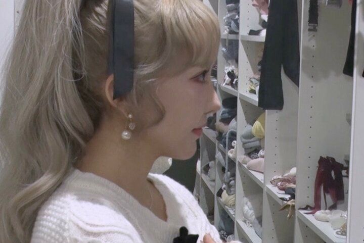 【写真・画像】「整形総額1000万円」34歳美人ママの自宅クローゼットに衝撃「4〜500着」の衣装がずらり 1枚目