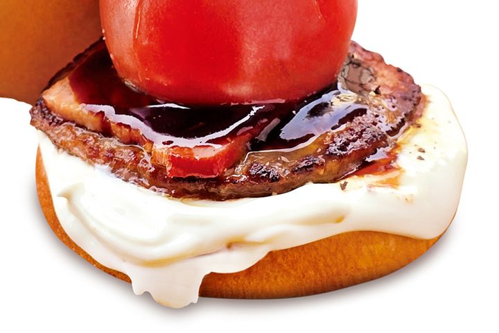 丸ごとトマトを1玉挟んだバーガー……／ドムドムハンバーガーX公式アカウント（@domdom_pr）から引用