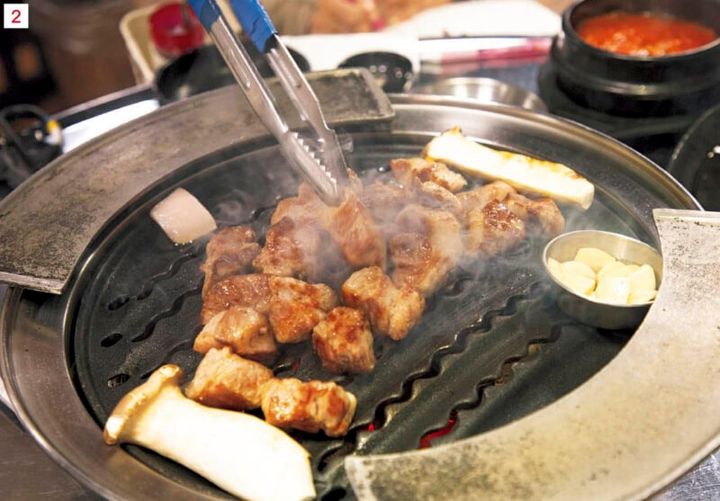 1～3.モクサルは1人前200g（₩20,000）で写真は2人分。圧巻の分厚さでお店の人が焼いてくれる。ハサミでカットされ、鉄板についたサイドトレーに乗ったら食べてOK。