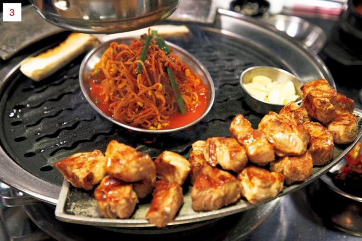 1～3.モクサルは1人前200g（₩20,000）で写真は2人分。圧巻の分厚さでお店の人が焼いてくれる。ハサミでカットされ、鉄板についたサイドトレーに乗ったら食べてOK。