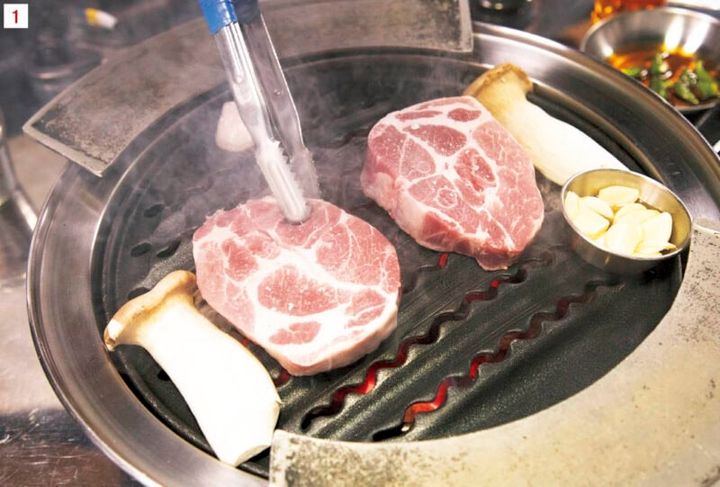 1～3.モクサルは1人前200g（₩20,000）で写真は2人分。圧巻の分厚さでお店の人が焼いてくれる。ハサミでカットされ、鉄板についたサイドトレーに乗ったら食べてOK。